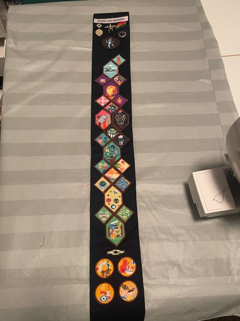 Brownie Sash, Brownies Girl Guides, Guide Badges, Brownie Badges, Camp Fire Girls, Girl Guide, Sewing Things, Round The World, Activity Ideas