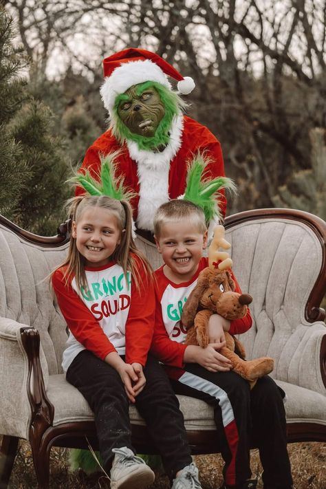 Grinch Pictures Photography, Grinch And Cindy Lou Photoshoot, Grinch Christmas Pictures Kids, The Grinch Photoshoot, Grinch Mini Sessions, Pictures With The Grinch Ideas, Grinch Picture Ideas, Grinch Pictures With Kids, Funny Grinch Photoshoot