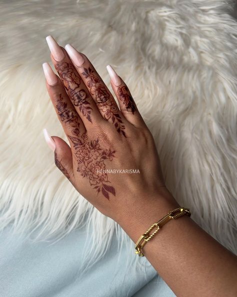 Mature vs Fresh Stain The stain of natural henna oxidises and darken over 24-48 hours. This is referred to as mature stain while the fresh stain is revealed when the henna paste is scraped with a blunt knife (NOT WATER). As you can see, you gotta trust the process ✨ 🥀Henna Artist @hennabykarisma inspired by @nurahshenna using @mehndibyruqayya henna cones. Press on nails @doobysnails. Bracelet @missomalondon (link in my bio) ↓ 𝗘𝗶𝗱 𝗮𝗹-𝗙𝗶𝘁𝗿 𝗕𝗼𝗼𝗸𝗶𝗻𝗴𝘀 𝗔𝘃𝗮𝗶𝗹𝗮𝗯𝗶𝗹𝗶𝘁𝘆 ❊ Lots of available on Tue 9... Henna Mehndi Designs, Henna Paste, Henna Cones, Natural Henna, Henna Artist, Henna Mehndi, Trust The Process, Temporary Tattoos, Henna Designs