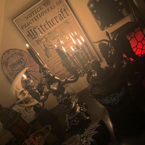 Satanic Room Aesthetic, Romantic Goth Decor, Wizard Lair, Romantic Goth Room, Goth Bedroom Ideas, Witch Bedrooms, Dark Academia Home, Horror Room, Grunge Bedroom