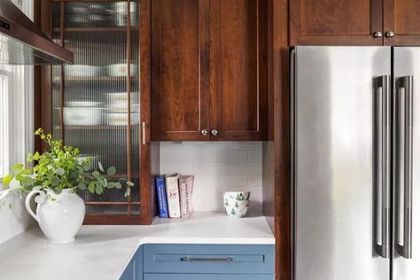 14 Kitchen Color Schemes Perfect for Cherry Cabinets Wall Color For Cherry Cabinets, Cherry Cabinet Kitchen Color Scheme, Cherry Cabinet Kitchen, Kitchen Colors Schemes, Kitchen Color Scheme, Cherry Wood Kitchen Cabinets, Kitchen Color Schemes, Modern Tile Designs, White Upper Cabinets