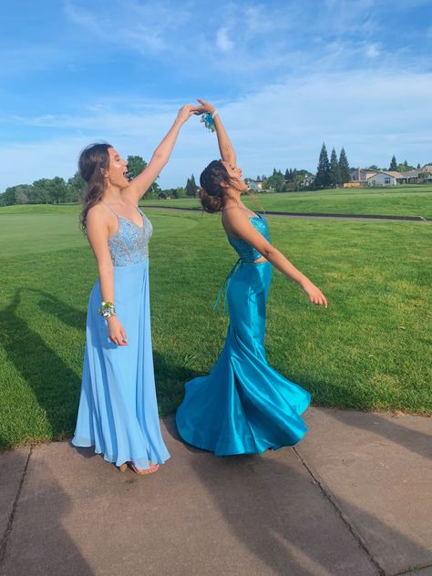 Prom Poses For Friend Dates, Fun Prom Poses For Friends, Formal Pictures Friends, One Person Prom Poses, Prom Pictures 2 Friends, Prom Inspo Pics With Friends, Prom Group Pictures Friends, Prom Photo Inspo Solo, Winter Formal Poses With Friends