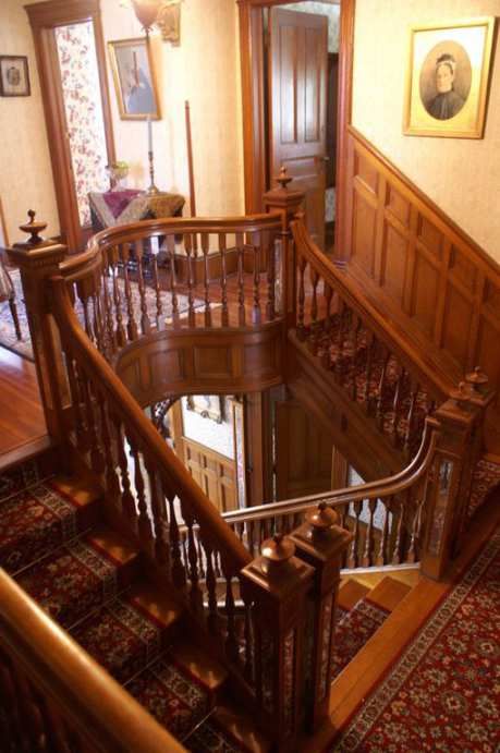 c. 1900 Queen Anne - Fleischmanns, NY (George F. Barber) - $299,000 - Old House Dreams Wooden Staircase, Old House Interior, Victorian Interior, Victorian Interiors, Victorian Decor, Old House Dreams, Historic Home, Staircase Design, Historic Homes