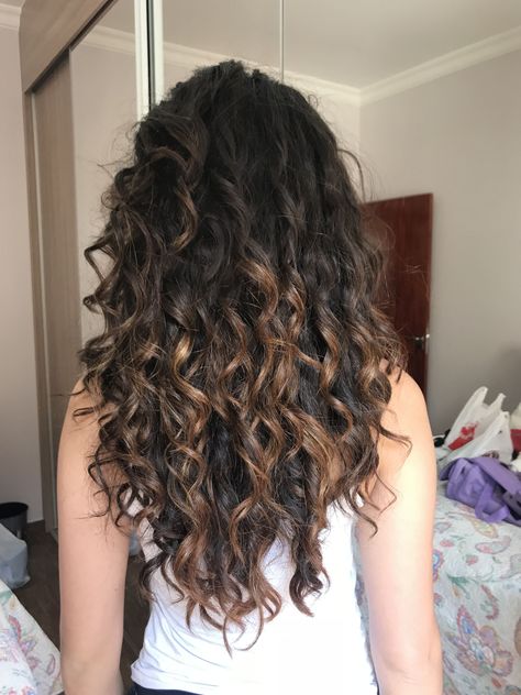 Highlights In Wavy Curly Hair, Highlights Wavy Curly Hair, Streaks For Curly Hair, Pintura Highlights Curly Brunette, Dark Brown Hair Balayage Naturally Curly, Balayage Long Curly Hair, Balayage 2b Hair, Baliage Curly Hair Natural Curls, Subtle Balayage Curly Hair