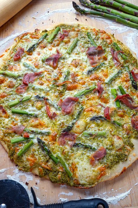 Asparagus Pizza Recipes, Asparagus Flatbread, Pizza Naan, Asparagus Pizza, Ground Beef Breakfast, Closet Cooking, Chicken Asparagus, Tortilla Recipe, Flatbread Recipes