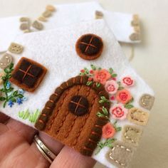 Felt Houses, Felt House, Wool Felt Projects, Felt Crafts Christmas, Felt Crafts Diy, Felt Embroidery, Beading Tools, Fabric Houses, Felt Christmas Ornaments