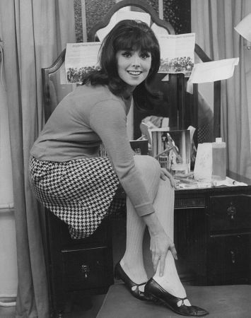 Pictures & Photos of Marlo Thomas That Girl Tv Show, Phil Donahue, 60’s Fashion, Barefoot In The Park, Marlo Thomas, Ann Marie, Mod Fashion, Fashion Tv, 1960s Fashion