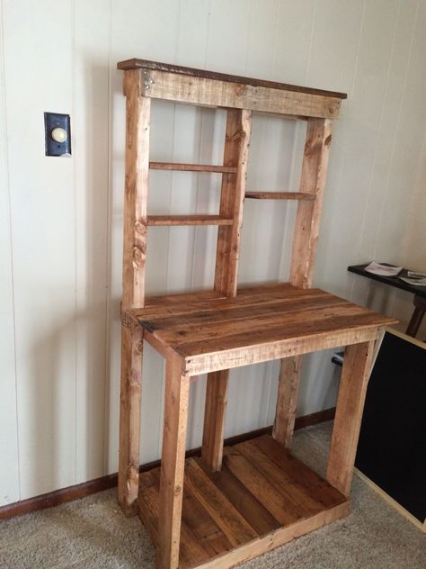 Bakers rack made from #recycled #pallets Diy Coffee Bar, Woodworking Projects Furniture, Bakers Rack, Home Coffee Bar, Reclaimed Wood Projects, Rack Tv, Pallet Decor, Kitchen Bathroom Remodel, Woodworking Projects That Sell