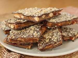 Almond Toffee, Toffee Candy, Chocolate Candy Recipes, Toffee Recipe, English Toffee, Butter Toffee, Chocolate Almond, Almond Flavor, Homemade Butter