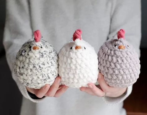 Mabel Chicken, Kat Haken, Chicken Crochet, Chicken Pattern, Crochet Chicken, Crochet Mignon, Confection Au Crochet, Crochet Simple, Fun Crochet Projects