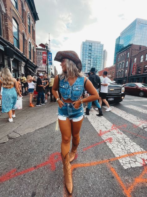 cowgirl, Nashville inspo, country outfit, Calgary Stampede Outfits, Cma Fest Outfit, Stampede Outfit, Summer Cowgirl Outfits, Nashville Broadway, Country Festival Outfit, Outfit Vaquero, Nashville Style Outfits, Summer Country Concert Outfit