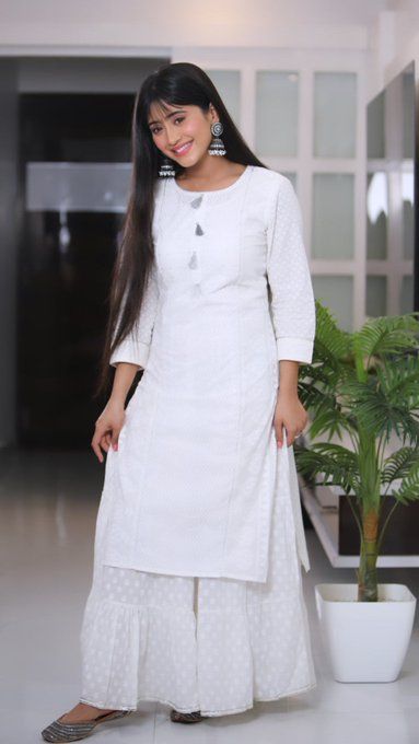 White Plazo With Kurti, Kaira Pics, Fusion Wear, Anarkali Dresses, Saree Wearing, Jannat Zubair, Long Kurti Designs, Shivangi Joshi, Fashion Top Outfits