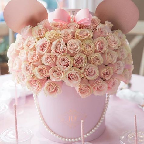 CafeMom.com : Minnie Mouse Floral Centerpiece : 40 Baby Shower Ideas for Disney Lovers -- The theme of this baby shower was "Minnie Mouse's garden" so this pink floral center piece was beyond perfect! It's elegant while still having the Disney spirit. Minnie Baby Shower, Mickey Mouse Wreath, Minnie Mouse Birthday Party Decorations, Mickey Mouse Cupcakes, Disney Princess Babies, Minnie Mouse Baby Shower, Baby Shower Treats, Disney Baby Shower, Minnie Party