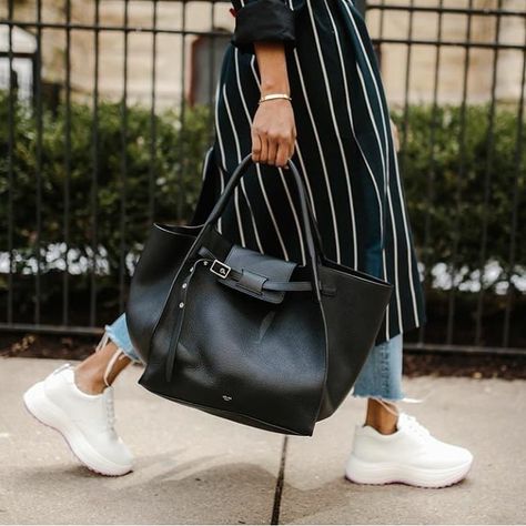 Big Bag Outfit, Celine Big Bag, Celine Phoebe Philo, Celine Fashion, Trendy Belts, Purse Trends, Celine Shoes, Investment Bags, Bag Outfit