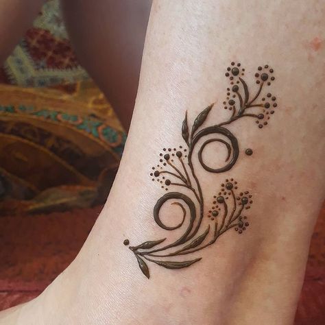 Simple Ankle Henna Designs, Spiral Henna Designs, Quick Henna Designs, Ankle Mehendi, Henna On Ankle, Ankle Mehndi Designs, Henna Mushroom, Henna Ankle Designs, Henna Designs Leg Ankle