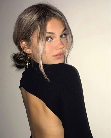 Isabel Van Gelder, Instagram Pose, Insta Photo Ideas, Street Style, Long Hair Styles, Crop Tops, Instagram Photos, Photo And Video, Instagram Photo