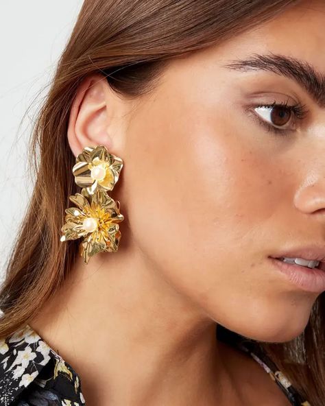 Statement Flower Long Earrings 🌼 Shop Online 🛍️ #nuovegr #earrings #potd #jewerly #jewetlyaddict #woman #womanstyle #greekfashion #online #onlineshopping #shopping #shop Tiny Gold Hoop Earrings, Minimal Hoop Earrings, Gold Bar Earrings Studs, Mignonne Gavigan, Small Gold Hoop Earrings, Gold Bar Earrings, Flower Dangle Earrings, Zara Gold, Bar Stud Earrings