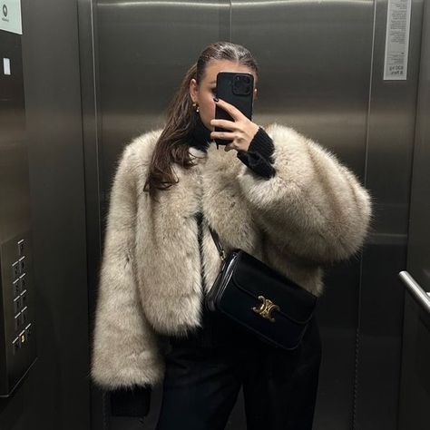 White Fur Jacket Outfit, Black Fur Jacket Outfit, Short Fur Coat Outfit, Street Fashion Week, Faux Fur Jacket Outfit, Zara Coats, Faux Fur Coats Outfit, Fur Jacket Outfit, White Fur Jacket