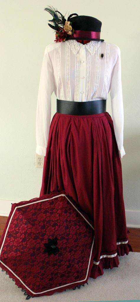 How to make an easy women's Victorian costume dress with items in your closet.Using a full skirt, blouse, belt and accessories you will look Victorian in no time. Victorian Era Outfits, Victorian Dress Costume, Victorian Outfit, Victorian Fancy Dress, Edwardian Dresses, Era Dresses, Dresses Images, Victorian Era Dresses, Red Items