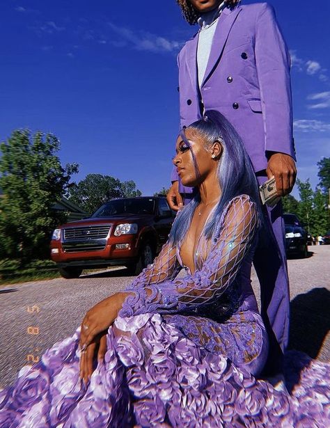 Lavender Prom Couple, Purple Prom Couple, Prom Dresses Rose, Prom Outfits For Couples, Homecoming Couples Outfits, Homecoming Couples, Purple Prom Suit, Light Purple Prom Dress, Outfits Purple