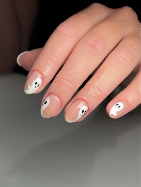 Halloween Short Nails, Spooky Manicure, Nails Ghost, Nails October, Nails Spooky, Ghost Nails, Nail Designs For Short Nails, Designs For Short Nails, Spooky Nails