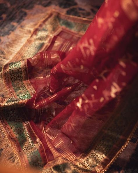 Indian Sari Aesthetic, Indian Saree Aesthetic, Sari Aesthetic, Post Reference, Story Boarding, South Indian Silk Saree, South Asian Aesthetic, Katan Saree, Islamic Motifs