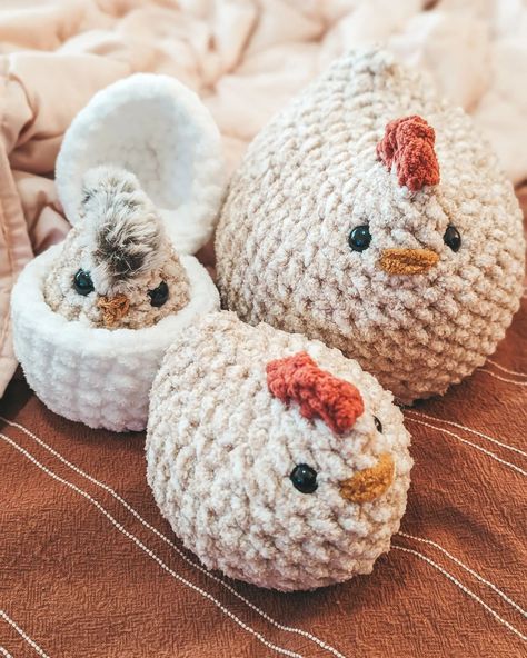 Such a happy little family 🐣 🐔 I made these little hatching chicks by @lewieandberg.patterns last week and decided I needed to make a whole family ❤️ The Mabel chickens make great mama hens! 🤔 Now the question is - mama Mabel or the small Mabel? They're both so cute ❤️ -- Patterns: @lewieandberg.patterns and @oakandmarlow Yarn: @bernatyarn -- #crochetamigurumi #crochetinspo #handmadecrochet #handmadeplushies #crochetcommunity Plushies Crochet, Hatch Pattern, Hatching Chicks, Crochet Plushies, Handmade Plushies, Afghan Crochet, Little Family, New Hobbies, The Question