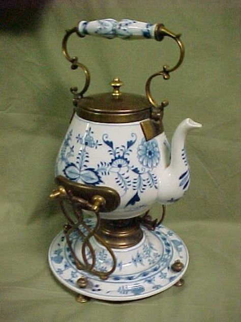 Meissen Blue Onion Tea Warmer Onion Tea, Tea Warmer, Teapots Unique, Silver Teapot, Antique Tea Cups, Blue Onion, Coffee Pots, Chocolate Tea, Teapots And Cups