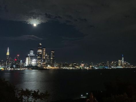 Night Aesthetic Twitter Header, City Moon Aesthetic, Header Pinterest, Night View Aesthetic, Pinterest Banner, Aesthetic Twitter Header, Aesthetic New York City, Aesthetic New York, Cloudy Night