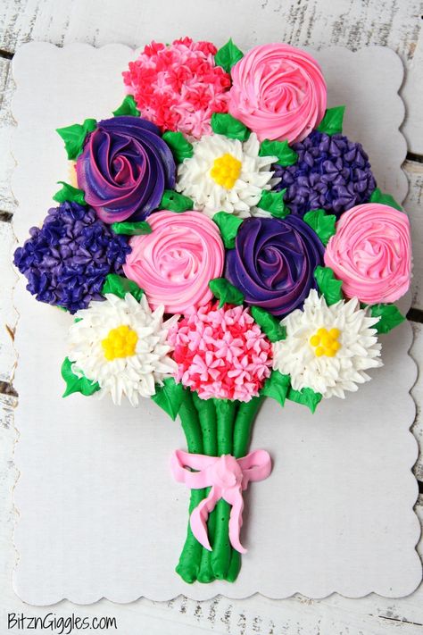 Mother's Day Cupcake Cake with Free Printable - A simple, beautiful cupcake flower bouquet that comes together with store-bought cupcakes from the grocery store bakery! Cupcake Flower Bouquets, Cupcakes Flores, Cupcake Flower, Rodjendanske Torte, Mom Breakfast, Pull Apart Cupcake Cake, Pull Apart Cake, Mothers Day Cupcakes, Cupcake Queen