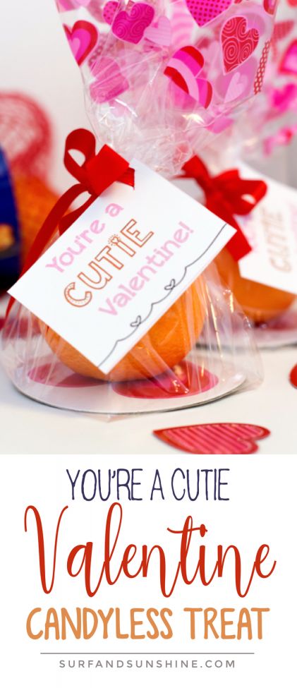 Make these cute candyless, healthy alternative "You're a Cutie" to Valentine's Day treats for your child's classroom. Free printable Valentine tag! via @jeanabeena Healthy Valentines, Valentinstag Party, Happy Hearts Day, Printable Valentines Cards, Preschool Valentines, Printable Valentine, Valentines Day Food, Valentines Printables Free, Valentines Day Treats