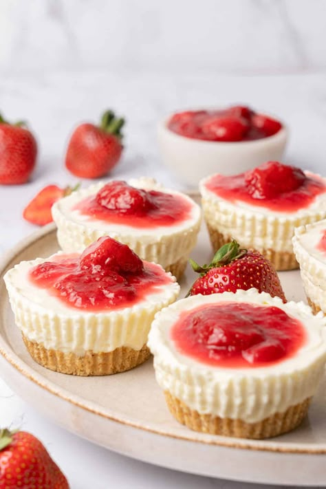 4 No-Bake Cheesecake Bites on a plate. No Bake Cheesecake Bites, تشيز كيك بالفراولة, Mini Strawberry Cheesecake, Mini Cheesecake Bites, Strawberry Cheesecake Bites, Cheesecake Bites Recipe, Cheesecake Crust, Mini Cheesecake Recipes, Nutella Cheesecake