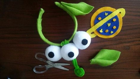 Toy story alien home made headband by @amyloubates                                                                                                                                                                                 More Disfraz Toy Story, Alien Headband, Toy Story Crafts, Toy Story Halloween, Movie Halloween Costumes, Toy Story Costumes, Toy Story Theme, Trendy Toys, Alien Costume