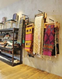 Table Top Scarf Display, Boutique Merchandising Ideas, Butik Design, Scarf Display, Quilt Display, Store Design Boutique, Boutique Display, Showroom Display, Textil Design