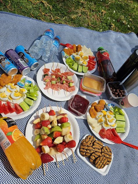 Piknik Food Ideas, Piknik Ideas Food, Mini Picnic Ideas, Pic Nic Food Ideas, Snacks For Picnic, Picnic Date Food Ideas, Picnic Snacks Ideas, Ideas De Picnic, Piknik Ideas