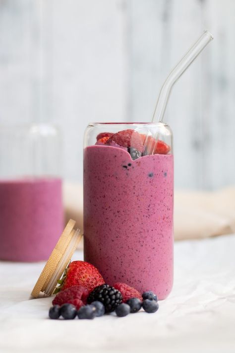 Healthy Drinks Aesthetic, Frozen Mixed Berry Smoothie, Mix Berry Smoothie, Smoothies Aesthetic, Smoothie Pictures, Simple Drink Recipes, Fruit Yogurt Smoothies, Berries Smoothie, Smoothie Aesthetic