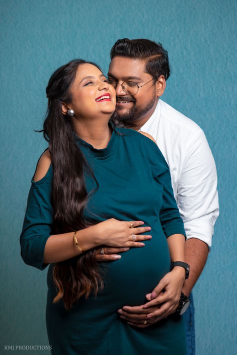 Maternity Poses With Husband In Studio, Maternity Outfit Photoshoot, Diy Pregnancy Photoshoot At Home, Pregnancy Photoshoot At Home, Maternity Poses With Husband, Poses With Husband, Shower Poses, Indoor Shoot, Photoshoot At Home