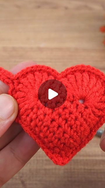 Crochet Heart Ornament, How To Knit A Heart, How To Crochet A Heart, Crochet Heart Pattern Free, Easy Crochet Heart, Crochet A Heart, Crochet Handles, Super Easy Crochet, Crochet Tunisian