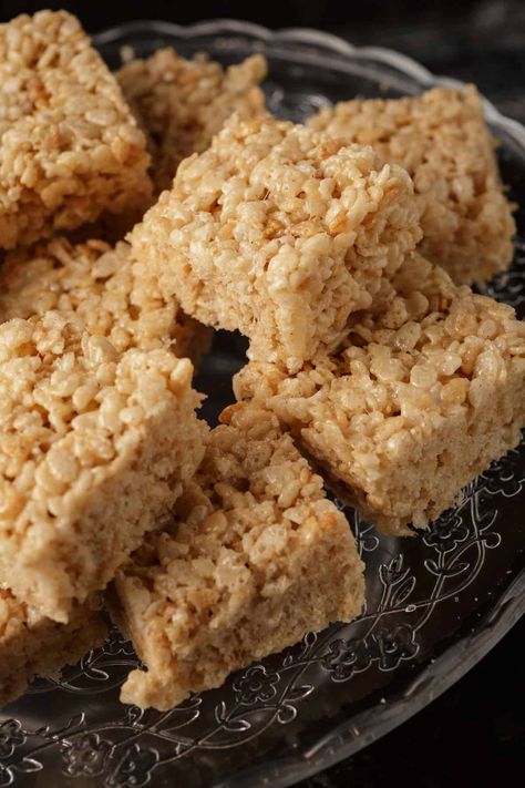 Brown Butter Rice Krispie Treats Easy Baking Treats, Brown Butter Rice Krispie Treats, Rice Krispies Squares, Brown Butter Rice, Chocolate Bark Candy, Chocolate Cake Cheesecake, Honey Rice, Crispy Treats Recipe, Oreo Ball