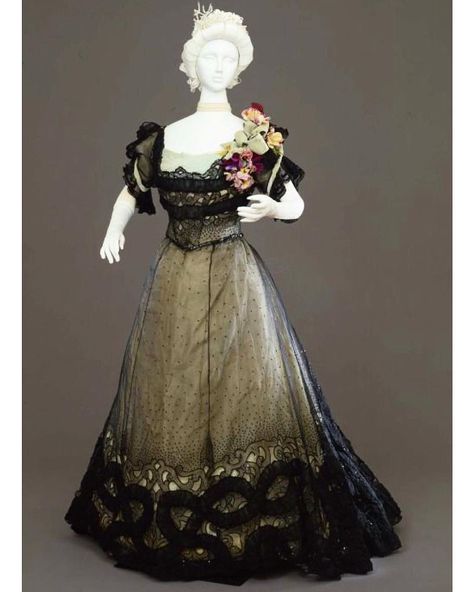 Evening dress, ca. 1900 Costume Gallery at the Palazzo Pitti 💜💜💜 Harvey Girls, 1900s Fashion, American Dress, Edwardian Dress, 20th Century Fashion, History Fashion, Old Dresses, Victorian Clothing, Antique Dress