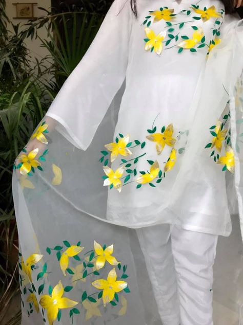 In nature, nothing is perfect and everything is perfect. Our beautifully hand painted nature inspired white organza dupatta adds color in your life. You can pair up this with a white suit to get a summer vibe. The product is refined and paint stays longer. Choose us for a stylish touch in your life. . Stuff organza🌸 . Dm for order Follow us @coolt_ies Hand Painted Organza Dupatta, Organza Hand Painted Dupatta, White Organza Dupatta, Dupatta Painting, Painted Dupatta, Organza Kurti, Fabric Colour Painting, Painting Clothes, Dressing Room Decor