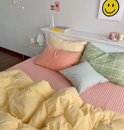 Bed Pastel Aesthetic, Summer House Bedroom Ideas, Bedroom Ideas Pastel Colors, Room Ideas Aesthetic Colorful, Pastel Boho Bedroom, Pastel Bedroom Ideas, Pastel Bed, Pastel Room Aesthetic, Aesthetic Pillows