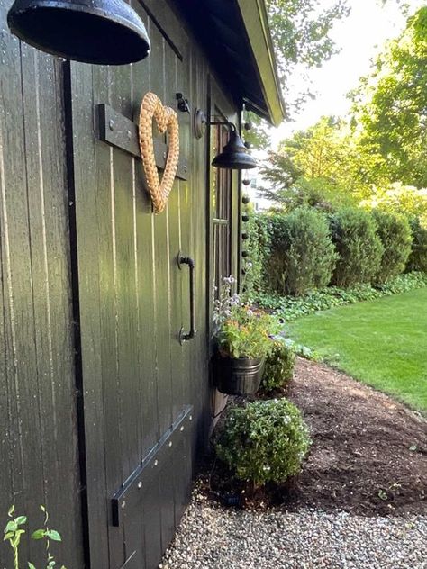 Ideas on how to make the most of a backyard shed can take what otherwise might be an eyesore and turn it into something attractive and useful. Shed In Backyard Ideas, Decorate Outside Of Shed, Metal Shed Makeover, Mini Shed, Sliding Shed Door, Sheds Ideas Backyard, Outside Sheds, Black Shed, Painted Shed