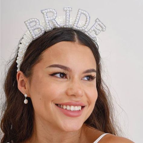 IT’S GIVING BRIDE 💍🤍🏹 Stand out from the crowd with the NEW Pearl Bride Headband 🫶🏼 Drop a 🤍 below if you’re equally obsessed! Bridal Shower Headband, Bridal Shower Photo Prop, Ballerina Barbie, Elegant Headband, Pearl Bride, Hen Party Accessories, Bride Headband, Bride Tiara, Bride Hat