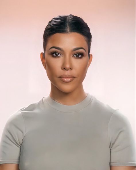 Kourtney Kardashian Makeup Looks, Kourtney Kardashian Face, Kourtney Barker, Kourtney Kardashian Makeup, Big Lips Natural, Kardashian Makeup, Makeup Artist Tips, Dark Hair With Highlights, Makeup Services