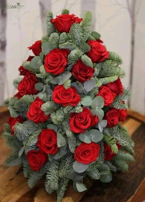 Red Rose Christmas Wreath, Red Rose Christmas Decor, Christmas Flowers Arrangements, Xmas Flowers, Prepare For Christmas, Floral Christmas Tree, Rosé Christmas, Christmas Shower, Christmas Flower Arrangements