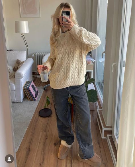 Knitted Cropped Sweater Outfits, Cable Sweater Outfit, Cropped Sweater Outfits, Clean Girl Aesthetic Outfits, Knitted Cropped Sweater, Linda Sza, Cable Knit Sweater Outfit, Girl Aesthetic Outfits, Minimalist Wardrobe Capsule