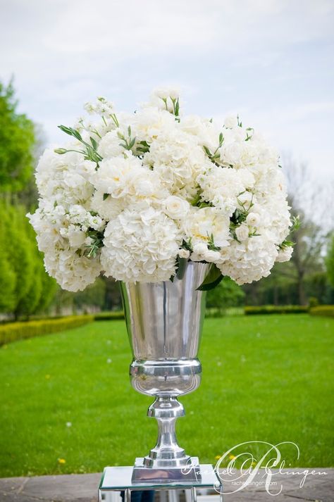 Peonias Color Blanco Flores Do Altar, Wedding Ceremony Flower Arrangements, White Weddings Reception, Wedding Flowers Hydrangea, Wedding Flowers Peonies, Altar Flowers, Thanksgiving Decorations Diy, Beautiful Wedding Flowers, Wedding Event Design