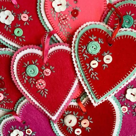 Hand stitched felt hearts | This art that makes me happy | Bloglovin’ Envelope Templates, Valentines Day Crafts, Handmade Bookmarks, Diy Valentines Decorations, Fabric Hearts, Valentine Projects, Valentines Crafts, Felt Embroidery, Recycle Jeans