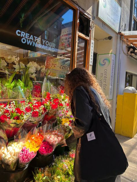 Flower Stand Instagram Pictures, Flower Store Photoshoot, No Face Photos Aesthetic, New Brunswick Aesthetic, Curly Hair Picture Ideas, Flower Shop Photography, Outfit Pictures Instagram No Face, Insta Photo Ideas No Face, Flower Shop Pictures